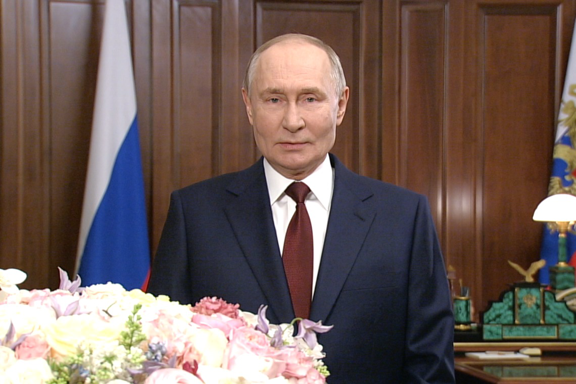 Путин поздравил россиянок с Международным женским днем