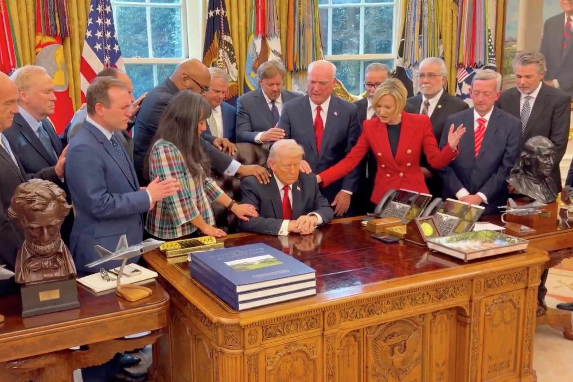 Сектовед объяснил, кого именно созвал Трамп на молитву о ниспослании ему силы