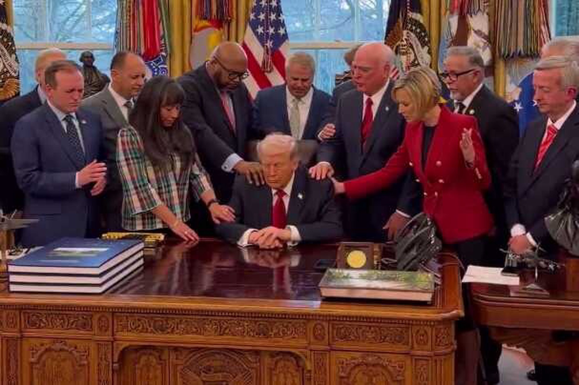 Помолился в цирке: зачем Трамп устроил шоу с пасторами в Овальном кабинете