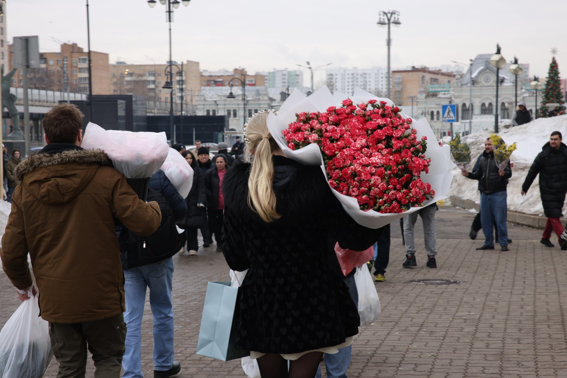 Назван средний чек на букет к 8 марта