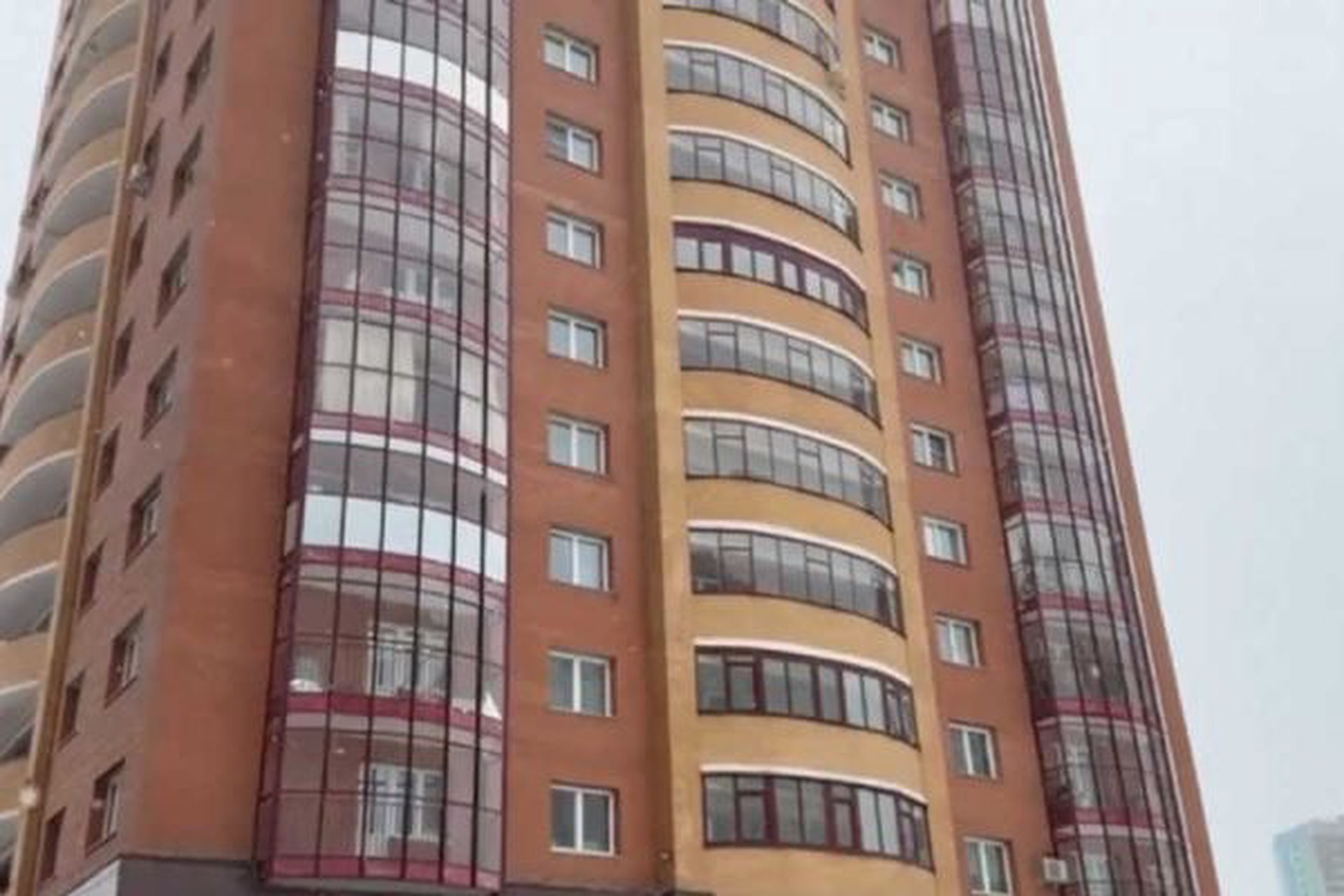 Женщина и ребенок погибли после падения с высоты