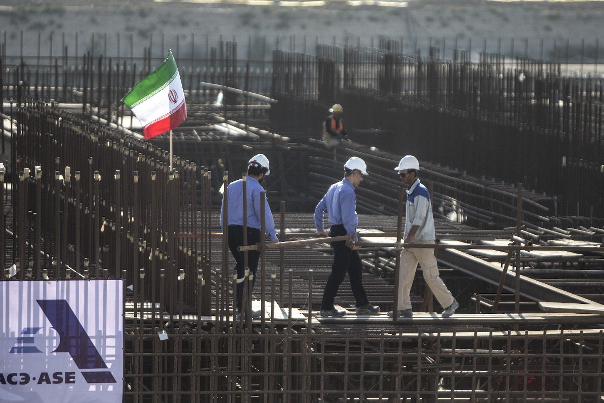 Российских атомщиков эвакуируют из Ирана