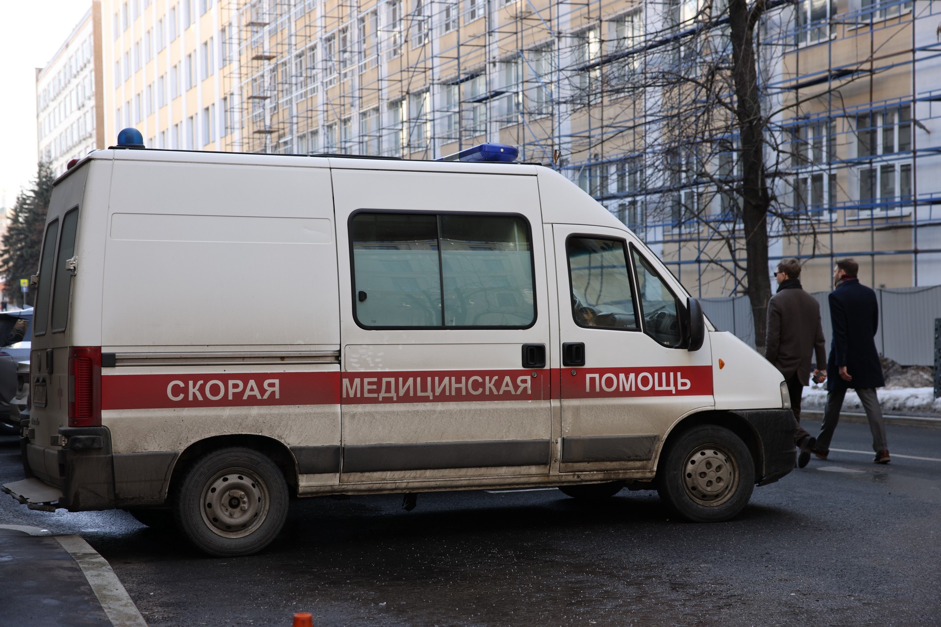 Оба в реанимации: двое детей выпали из окна пятого этажа