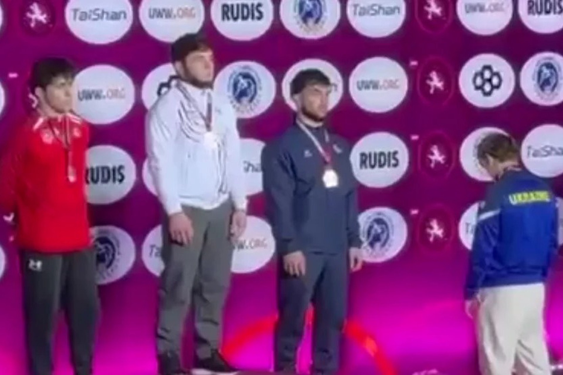Украинец сошел с пьедестала во время гимна России на чемпионате Европы по борьбе