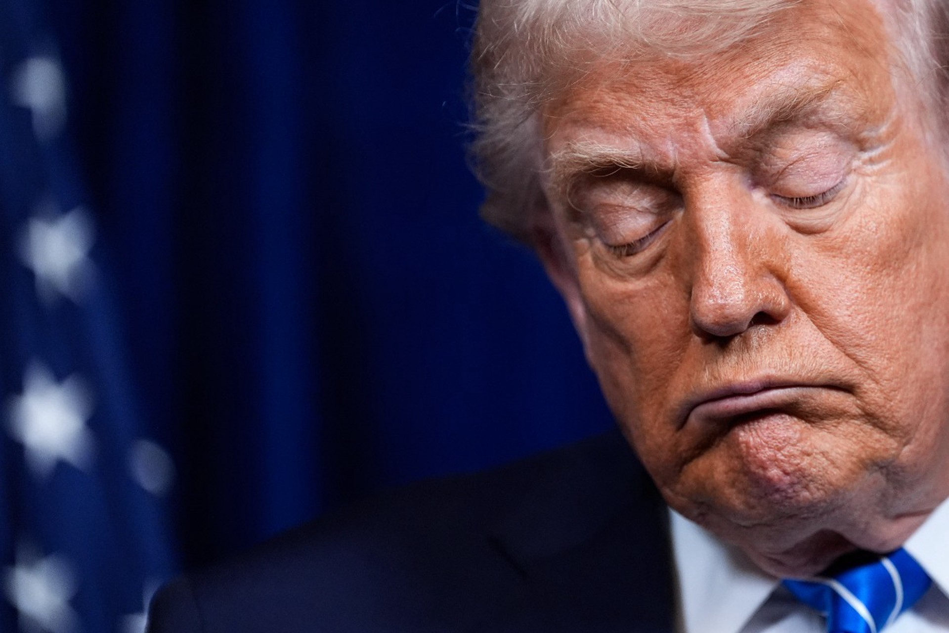 Губернатор из США опубликовал фото Путина, выгуливающего Трампа на поводке