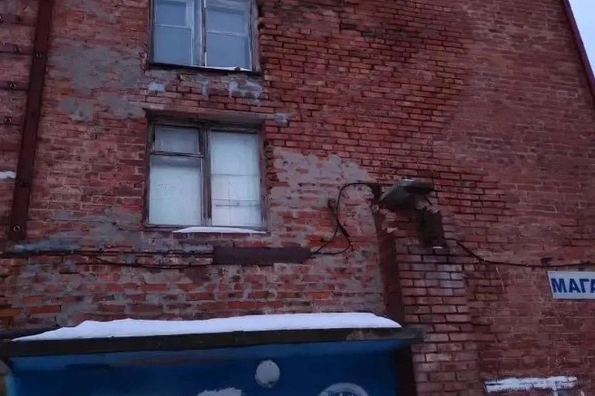 Мэр Омска ввел режим ЧС из-за аварийного дома