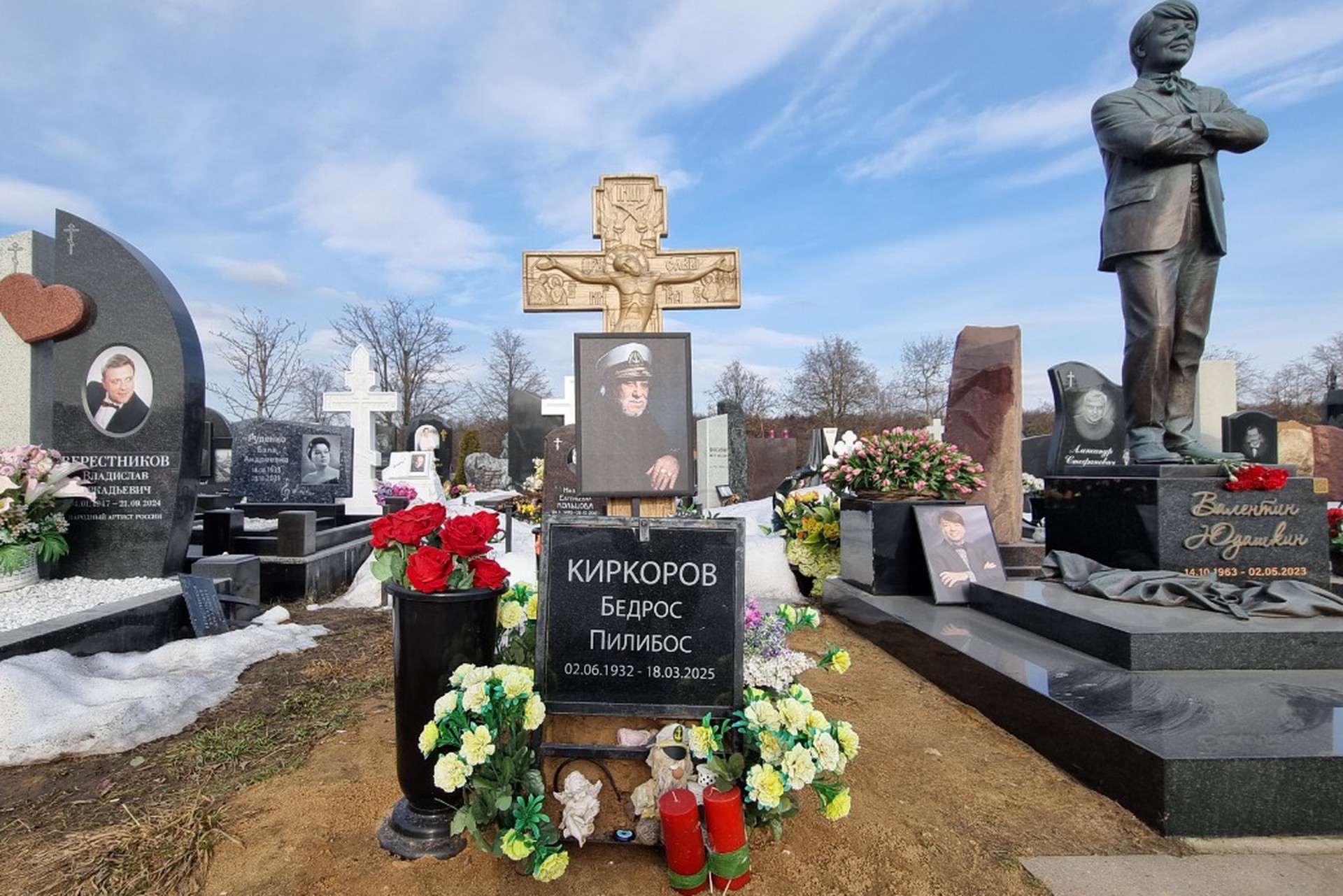 На могиле отца Киркорова спустя год так и не поставили памятника