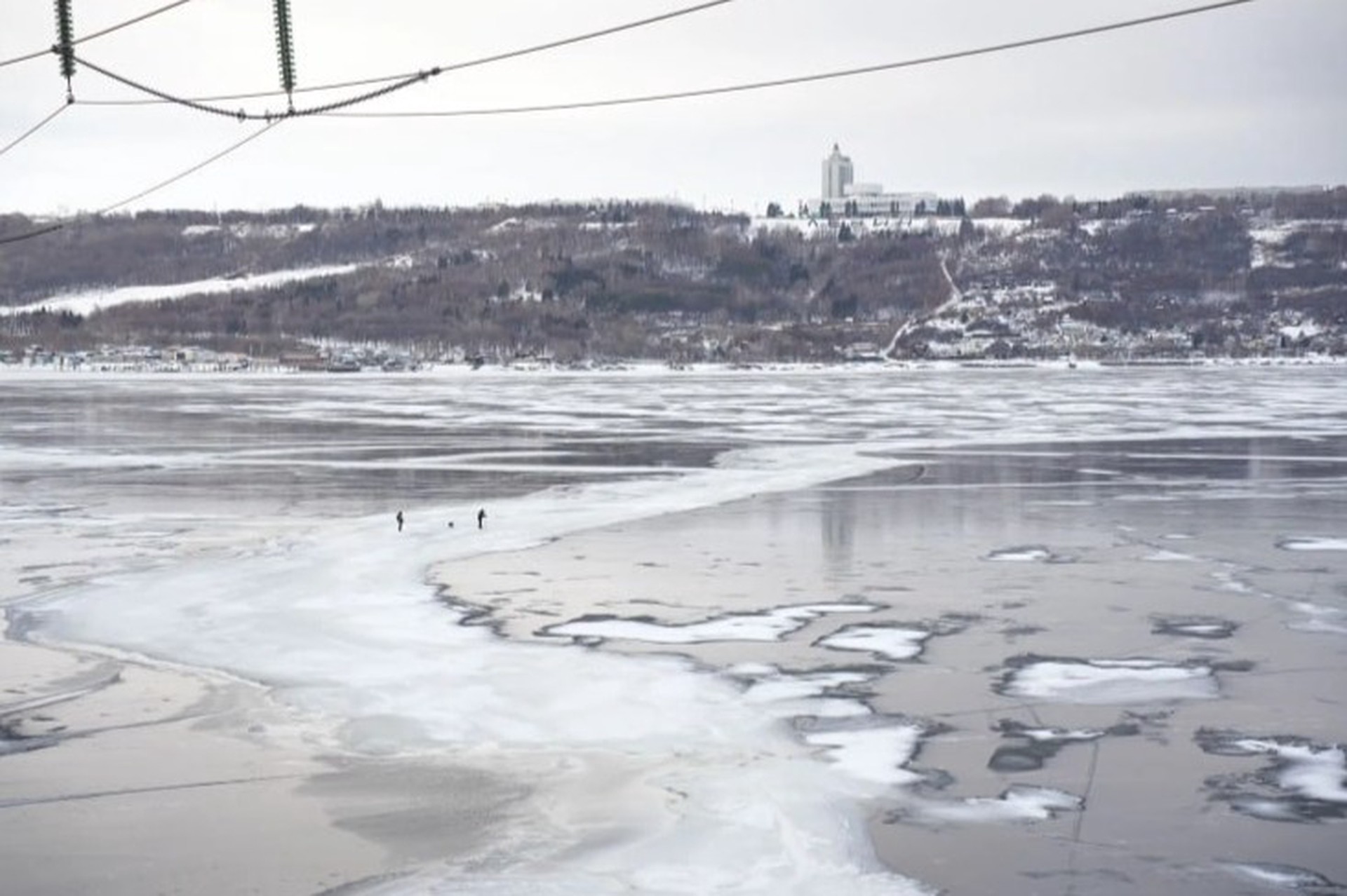 Двое подростков вышли на лед Волги и пропали