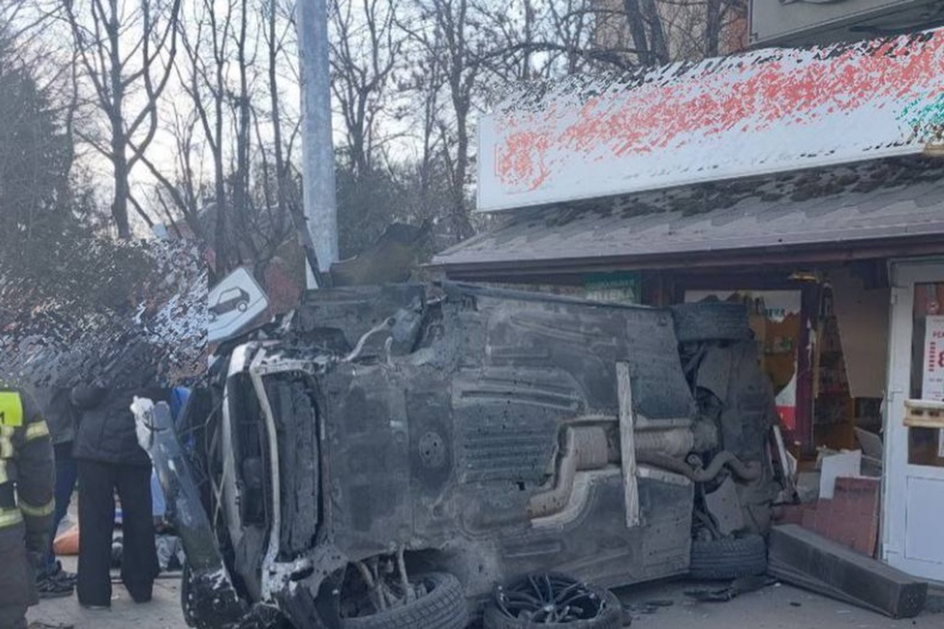 Автомобиль влетел в толпу пешеходов в российском городе