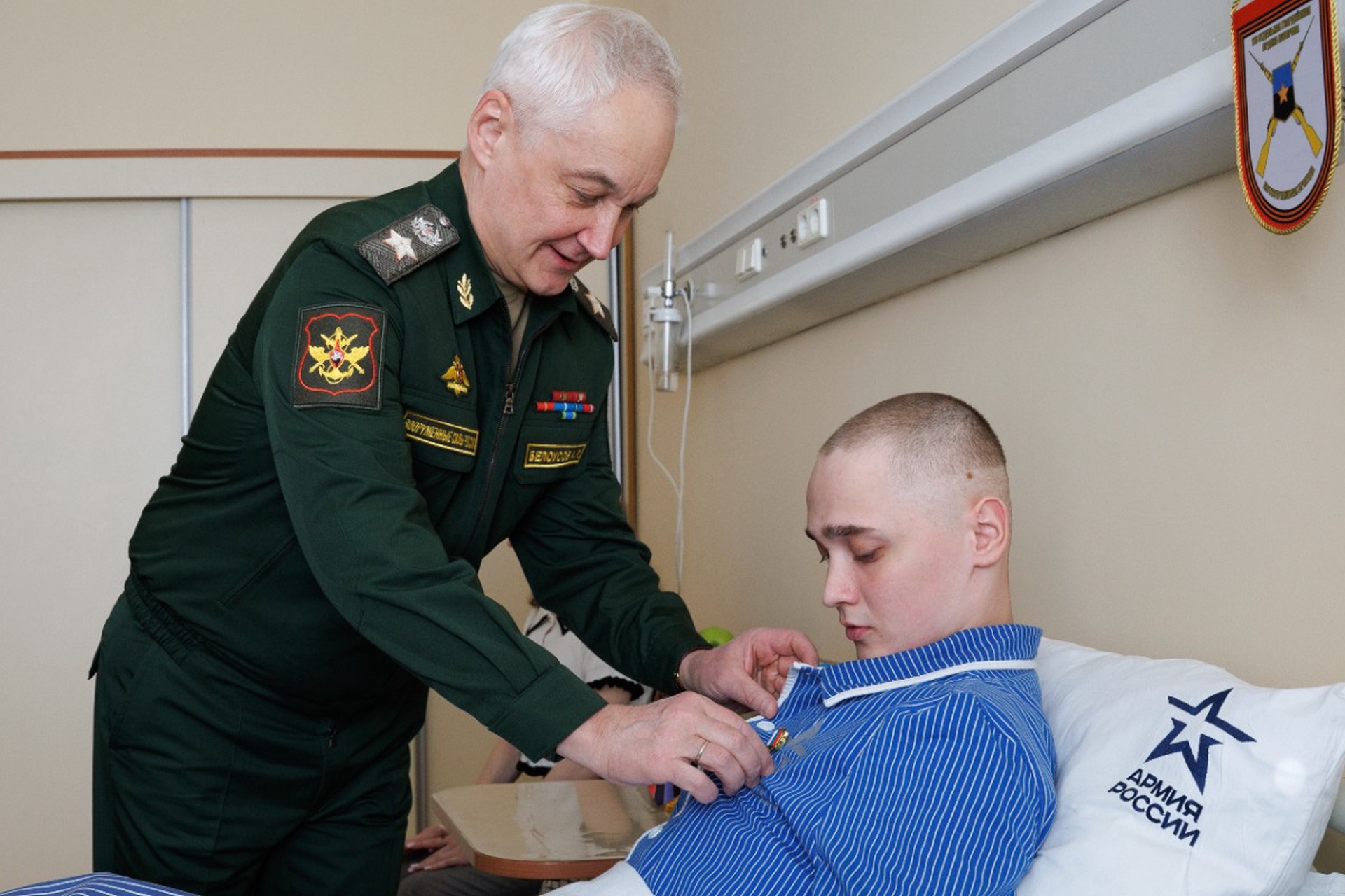 Белоусов вручил звезду Героя бойцу, который 68 дней держал позиции в ДНР