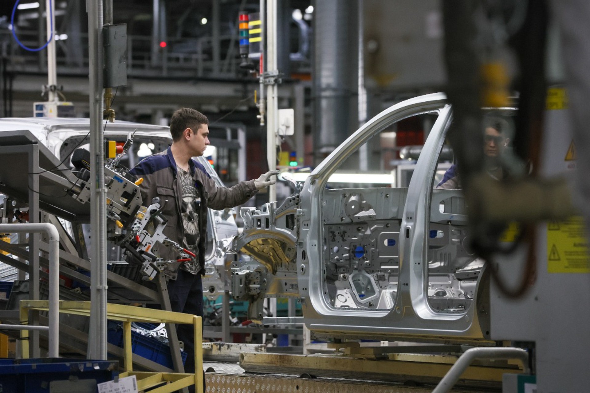 Автопроизводители скупают алюминий из-за ситуации на Ближнем Востоке