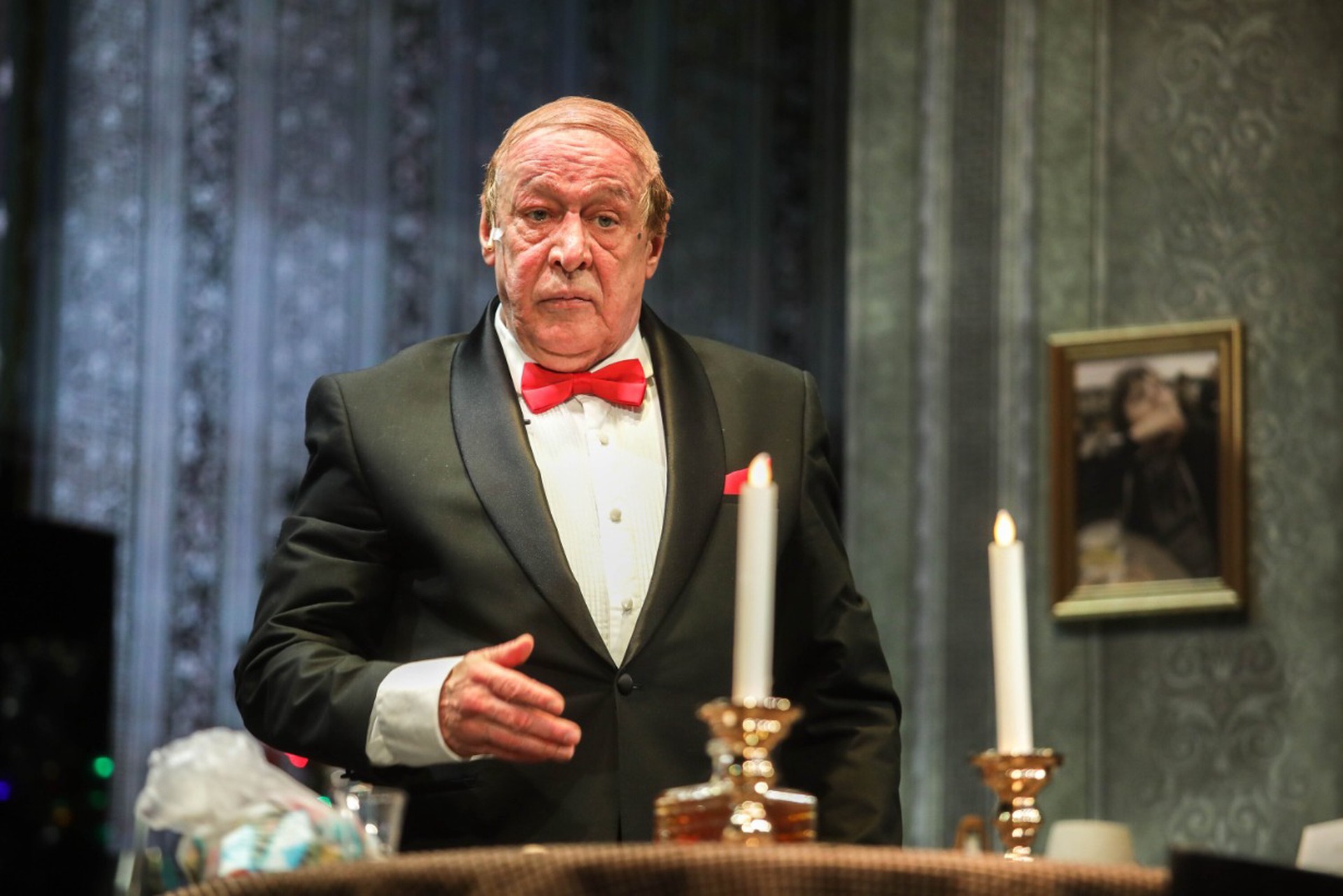 За роль – двумя руками: каким мы увидели Михаила Ефремова в спектакле «Без свидетелей»