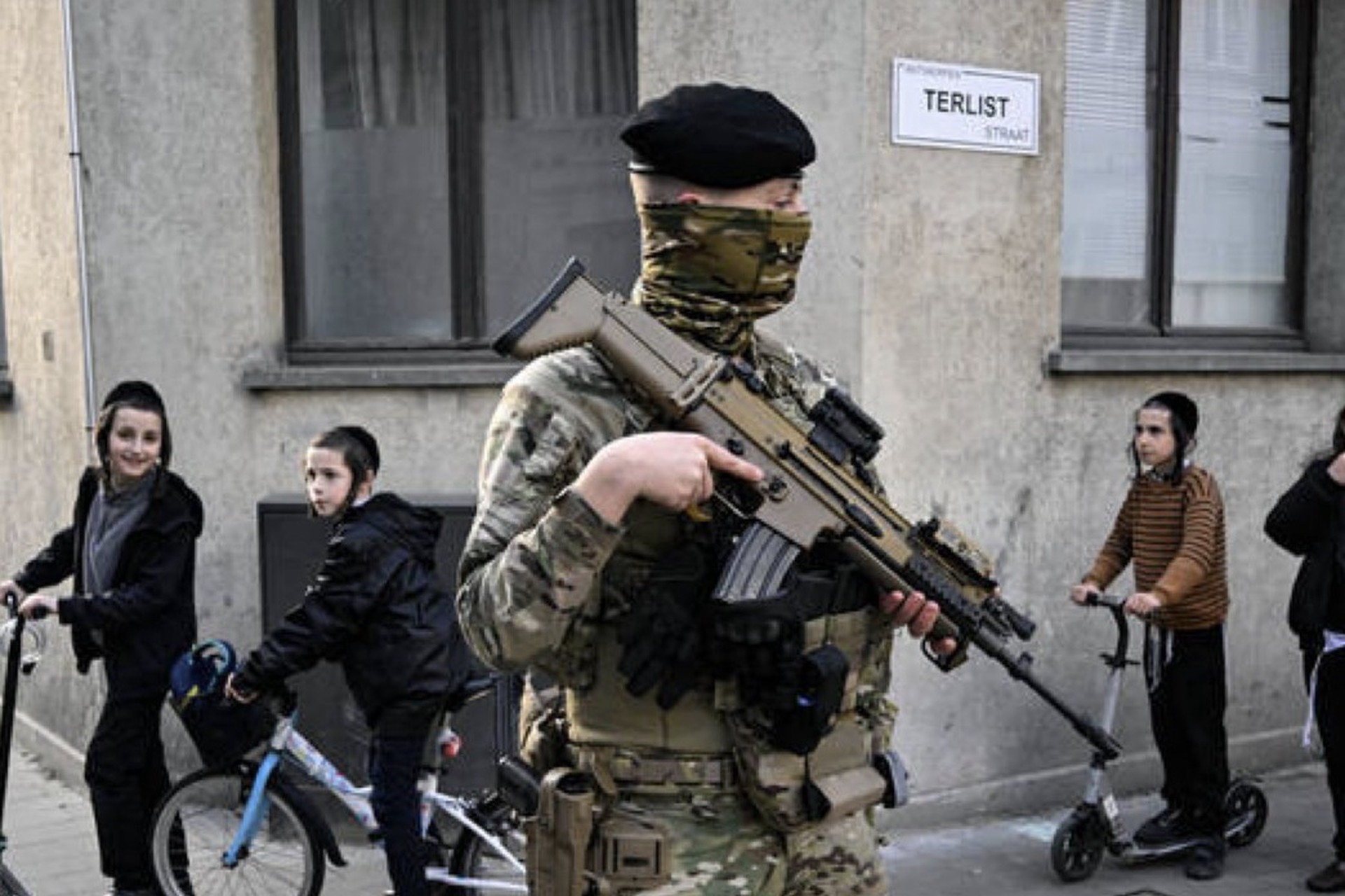 Сотни военных начали охранять евреев в Бельгии