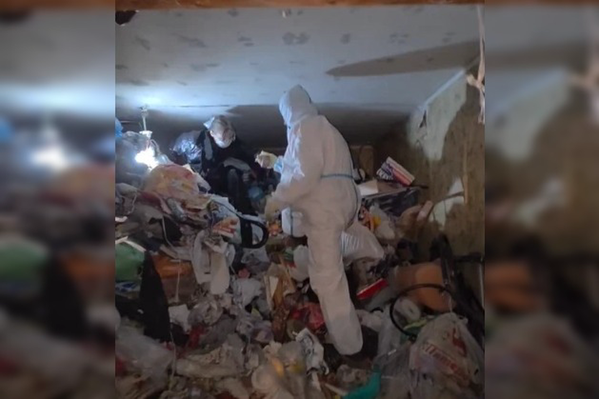 Живую женщину и труп нашли среди гор мусора в квартире в Петербурге