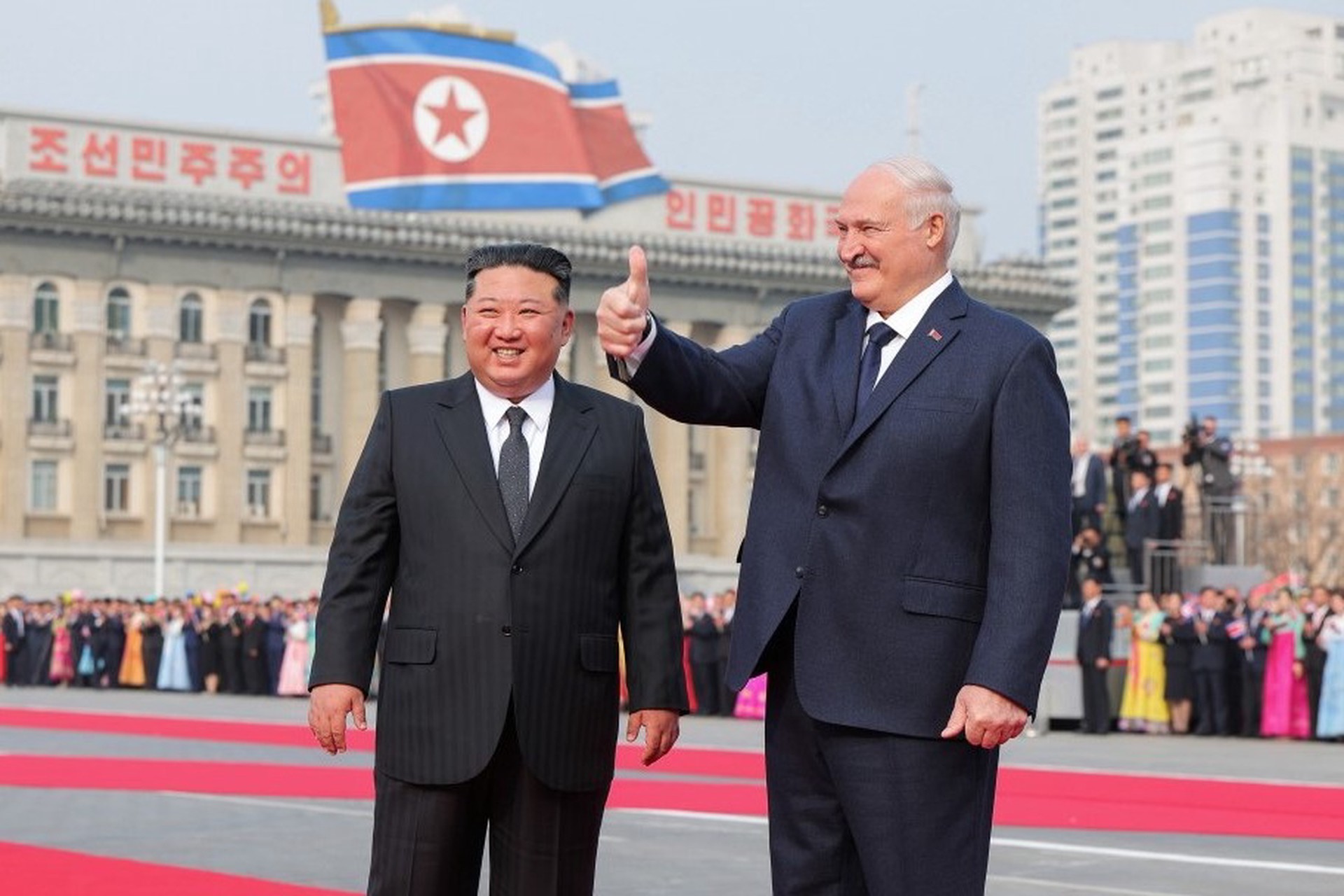 Лукашенко встретили в Пхеньяне пушечным залпом