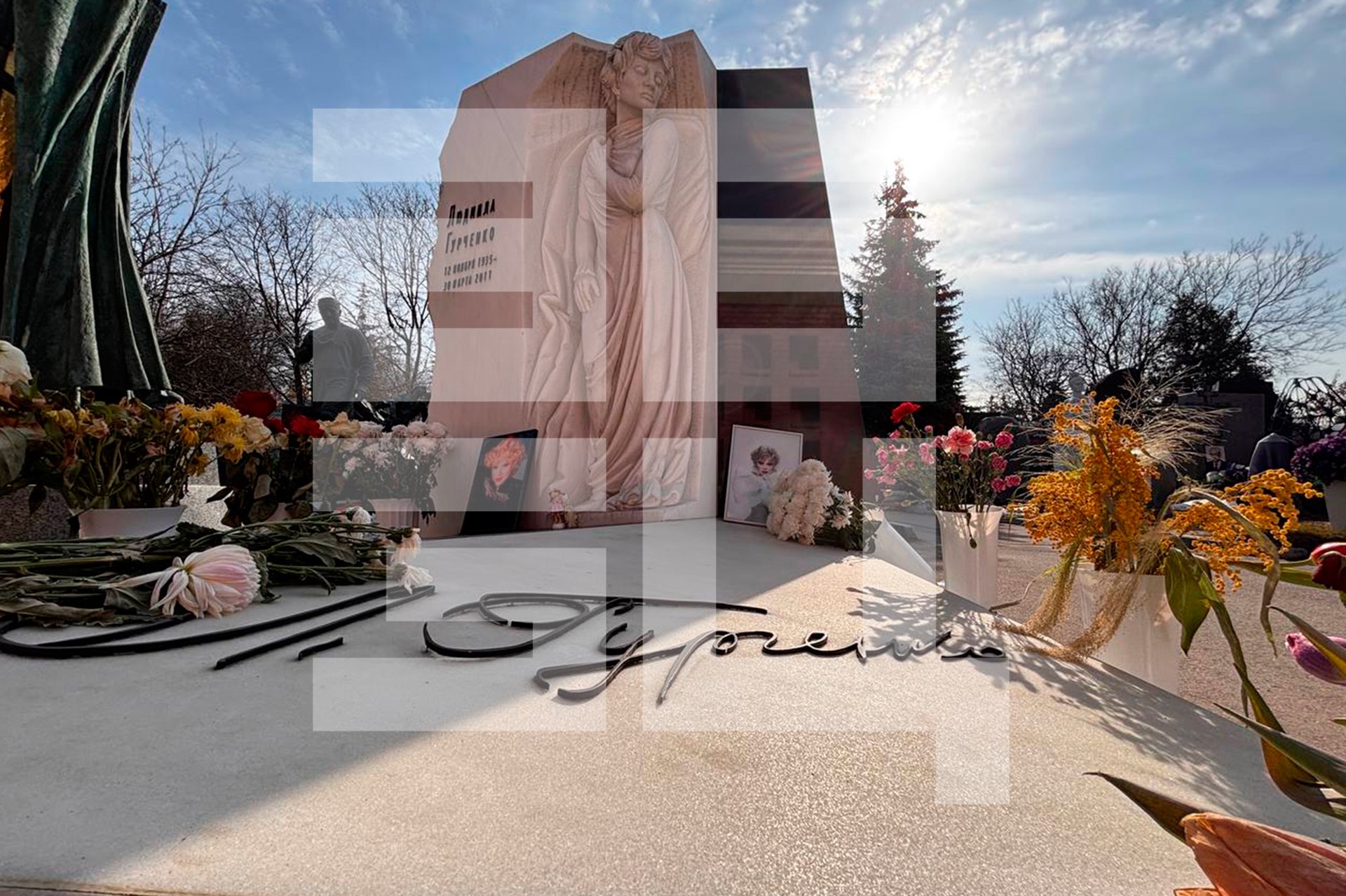 Могила Людмилы Гурченко усыпана цветами даже спустя 15 лет со смерти артистки