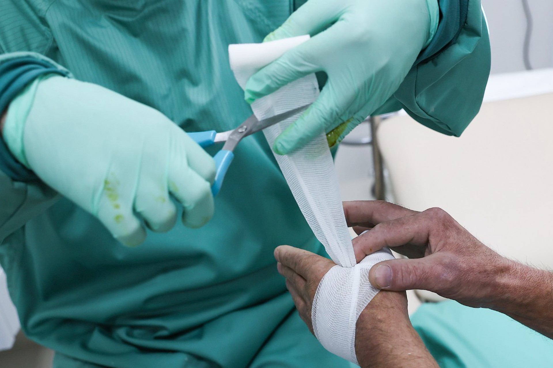 Врач Кондрахин предупредил о риске заразиться сифилисом при контакте с бездомными