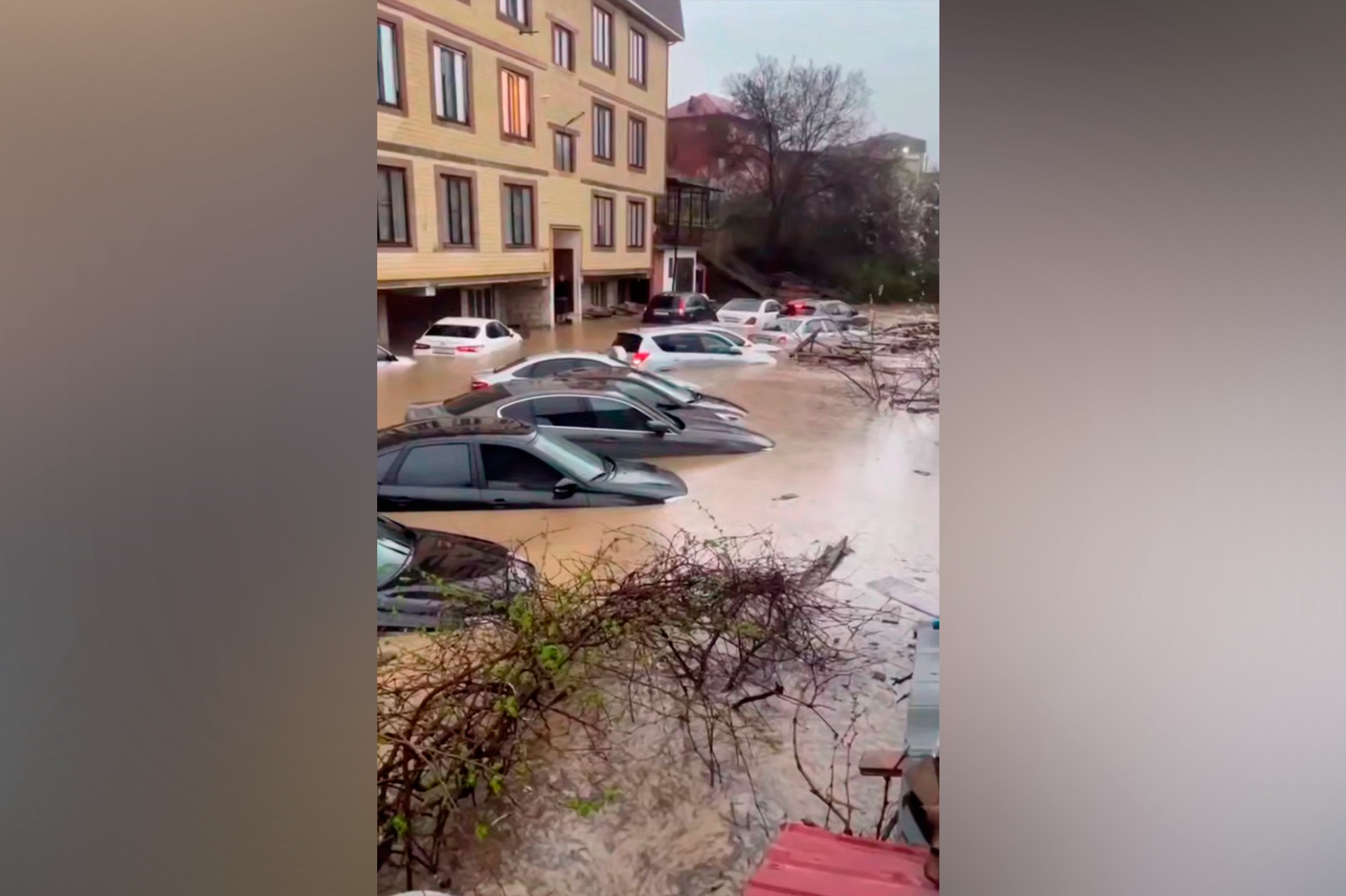 «Дома у моря под водой»: дагестанцы оказались в ловушке из-за ливней