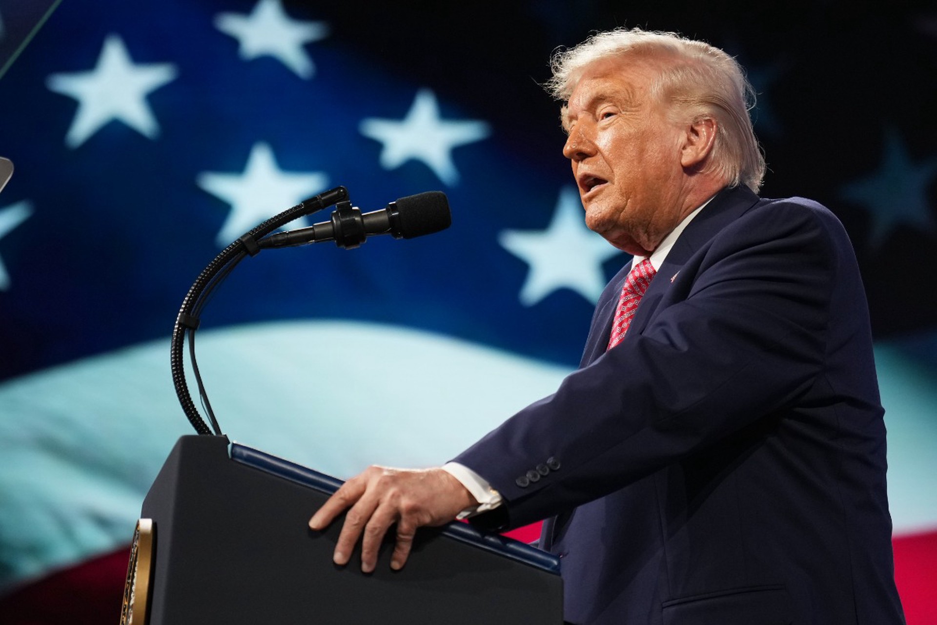 «Придется целовать мою задницу»: Трамп унизил принца Саудовской Аравии