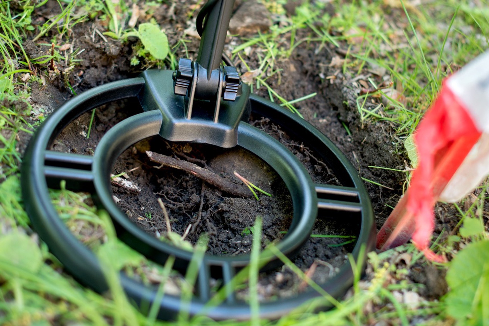 Металлоискатели для начинающих: как выбрать и где искать