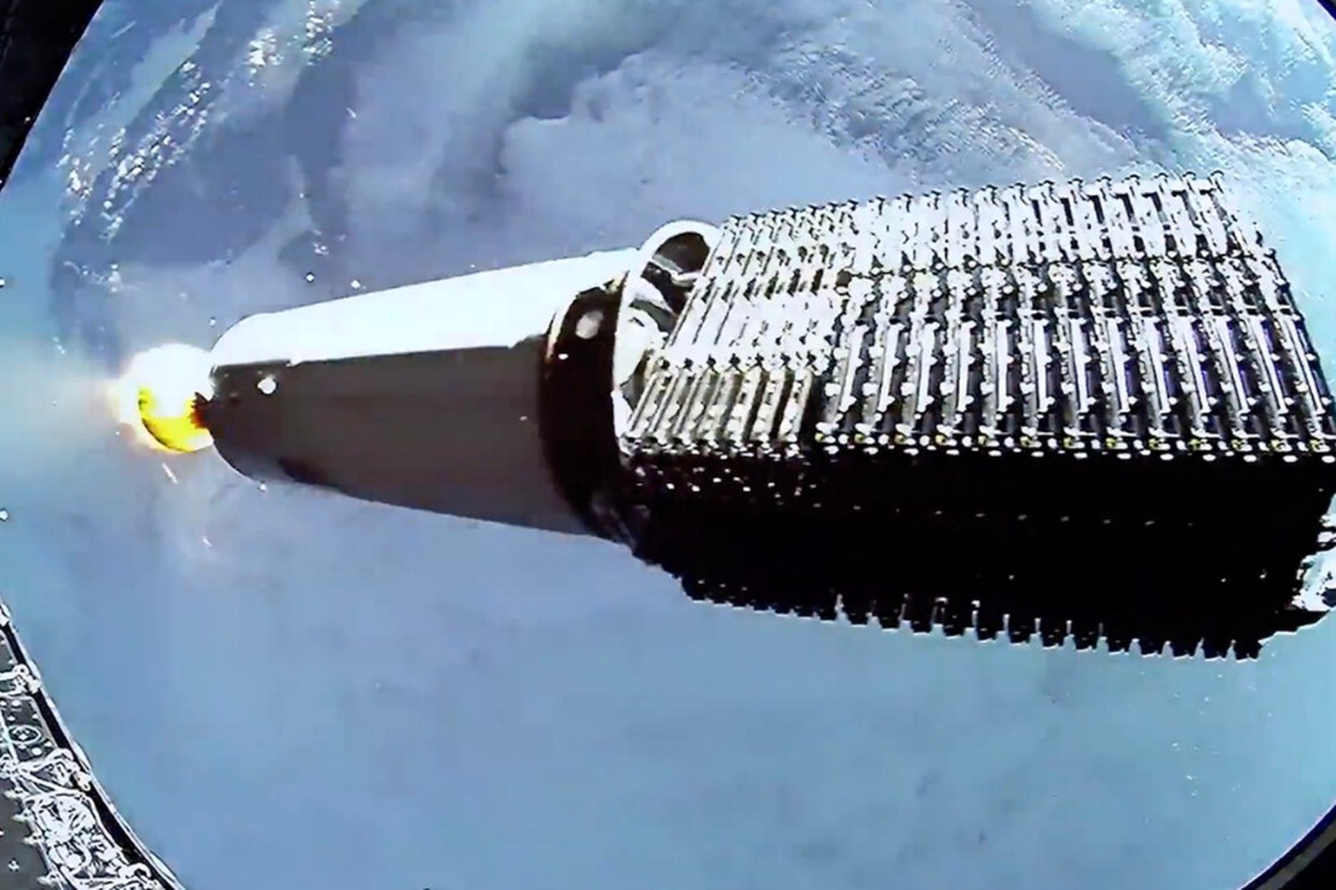 Один из спутников Starlink распался на обломки