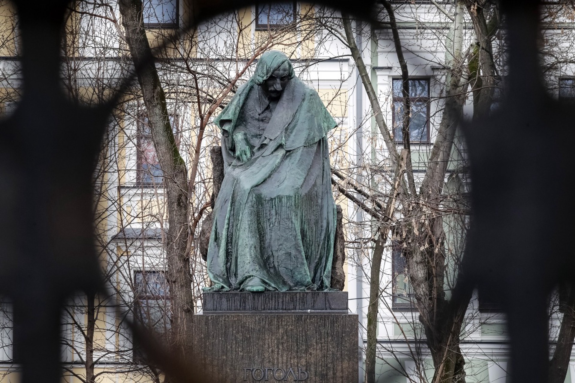 Выйти из шинели: тайная жизнь и пугающая смерть Николая Гоголя