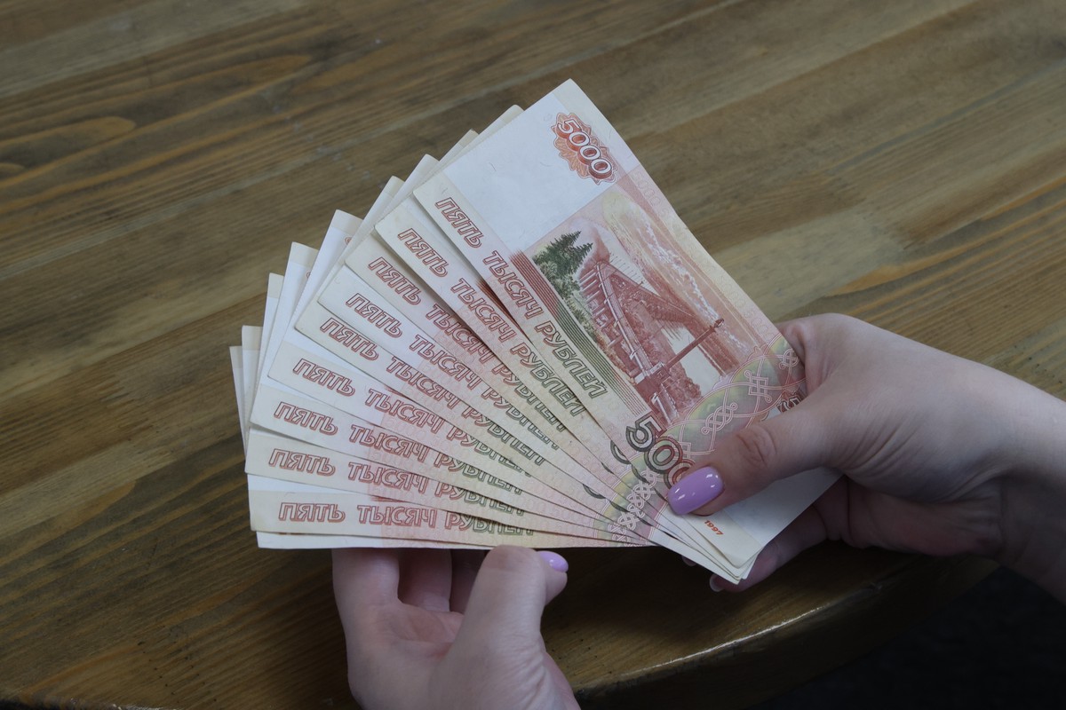 Россиянам назвали отрасли со средними зарплатами выше 1 млн рублей