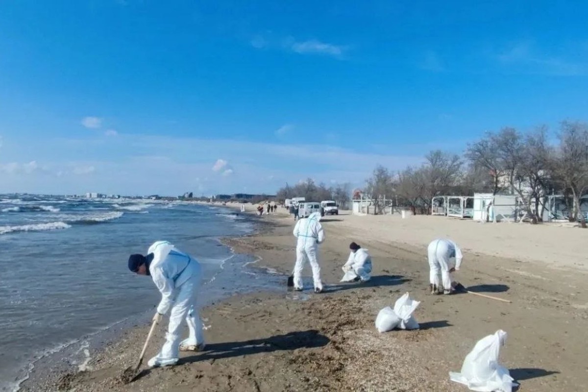 Пляжи Анапы почернели от нового выброса мазута