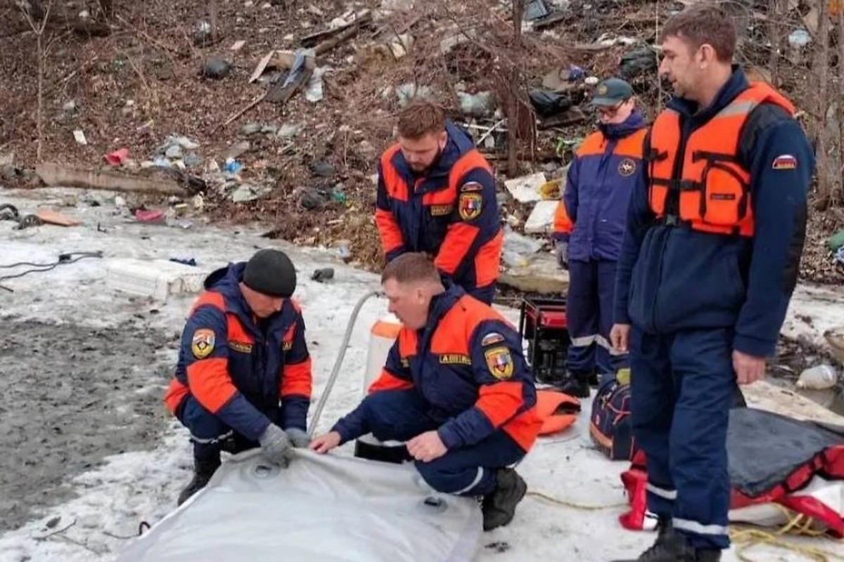Ребенок ушел под лед в Хабаровске, спасти его не удалось