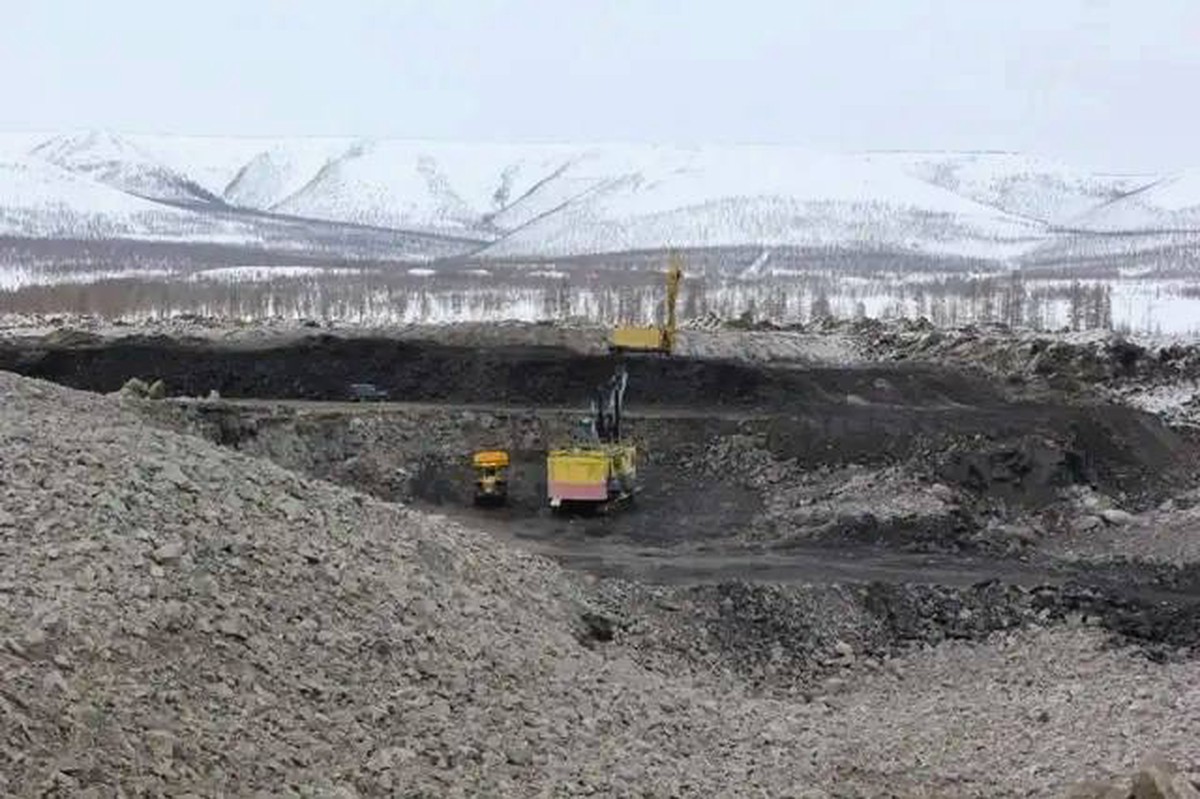 Двое погибших и горняки под завалами: рудник обрушился на шахтеров под Магаданом