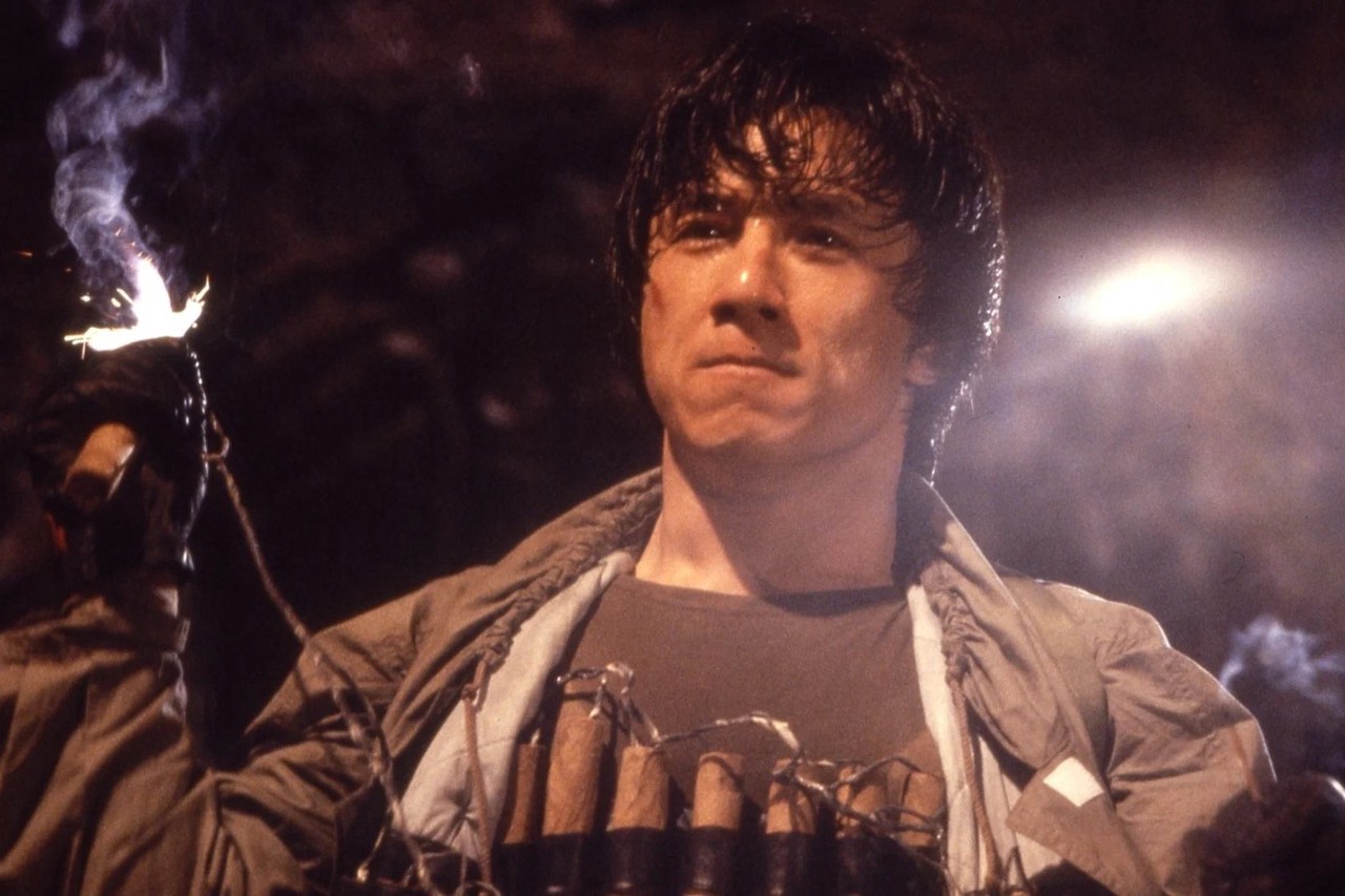 Джеки Чану исполнилось 72 года: как каскадер с дырой в голове обманул смерть и стал легендой кино