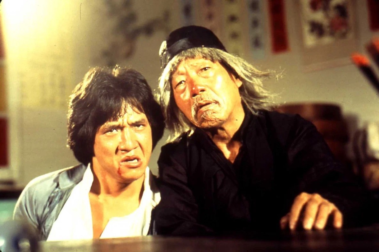 Джеки Чану исполнилось 72 года: как каскадер с дырой в голове обманул смерть и стал легендой кино