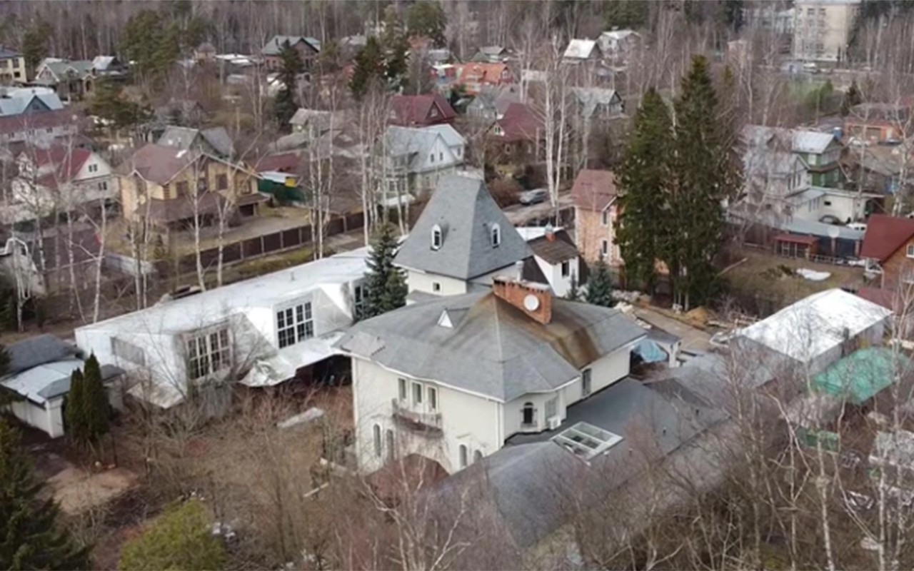 Виллу в бок: как выглядит перешедший государству особняк Александра Невзорова*