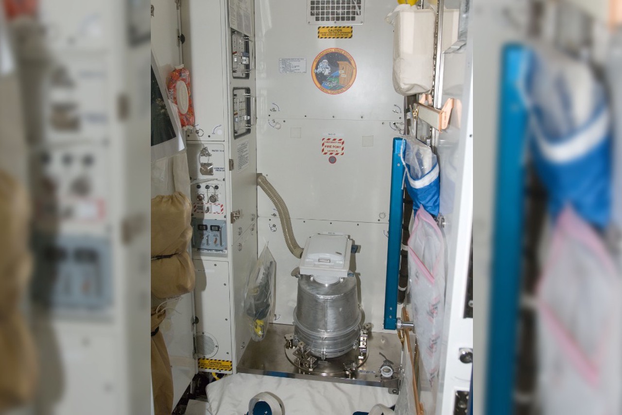 Секретная комната МКС: как устроен космический туалет