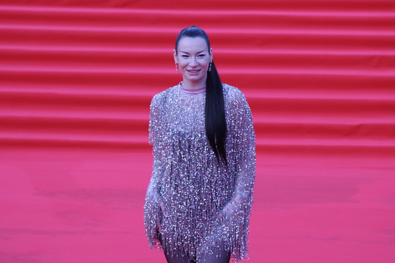 «Куда все катится?»: почему в Сети возмутились нарядами звезд на ММКФ