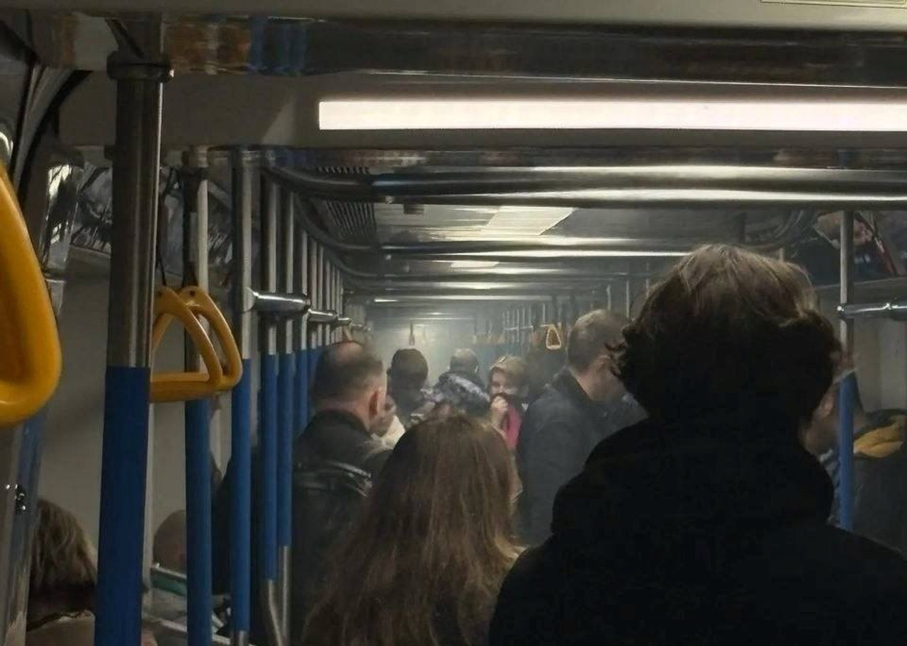 Поезд замер в дыму, люди шли по путям: что на самом деле произошло в московском метро