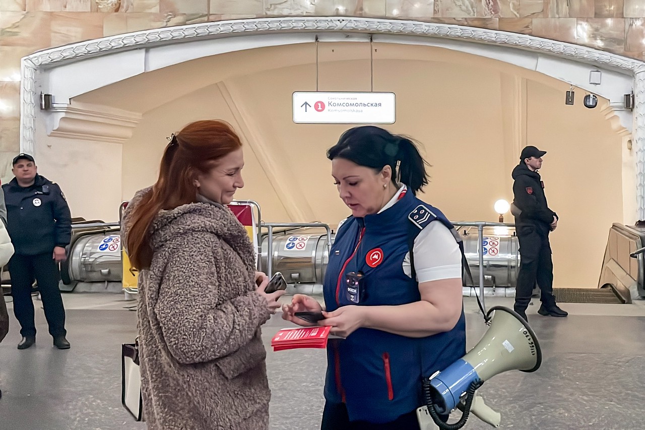 Поезд замер в дыму, люди шли по путям: что на самом деле произошло в московском метро