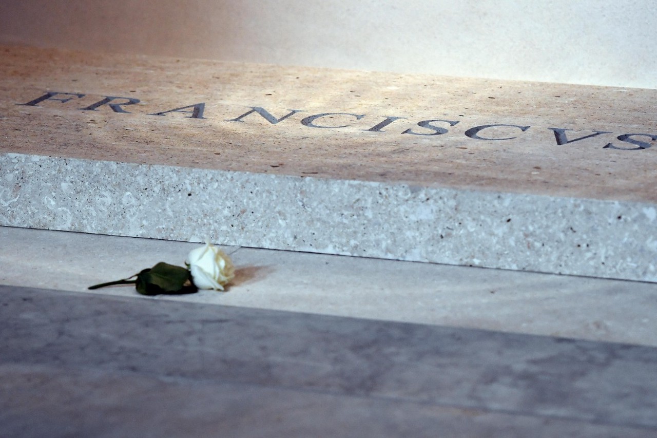 «Грязная война», воровство и секс-скандал: шокирующие факты о понтифике Франциске