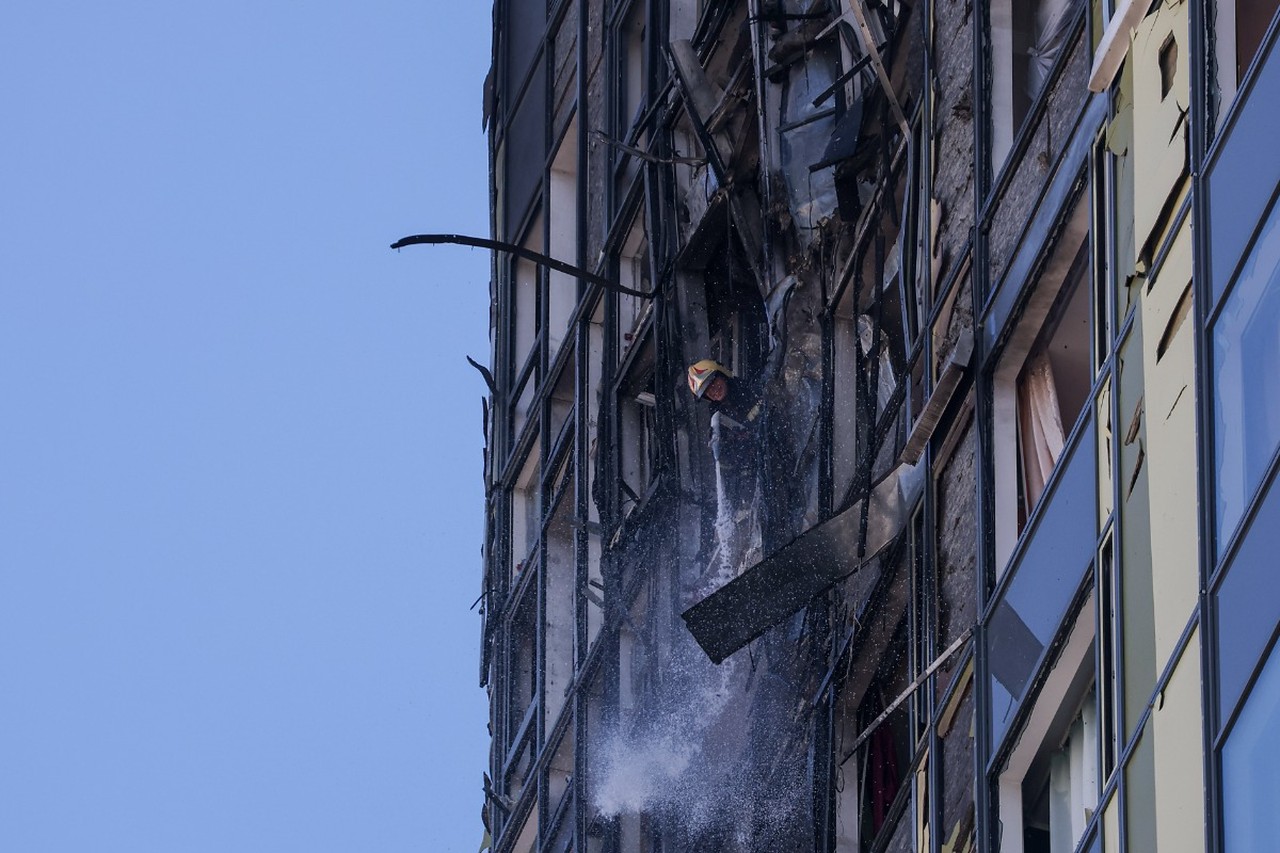 «Военное преступление» в центре Екатеринбурга: разрушенная многоэтажка, шесть пострадавших и 50 эвакуированных после атаки БПЛА 