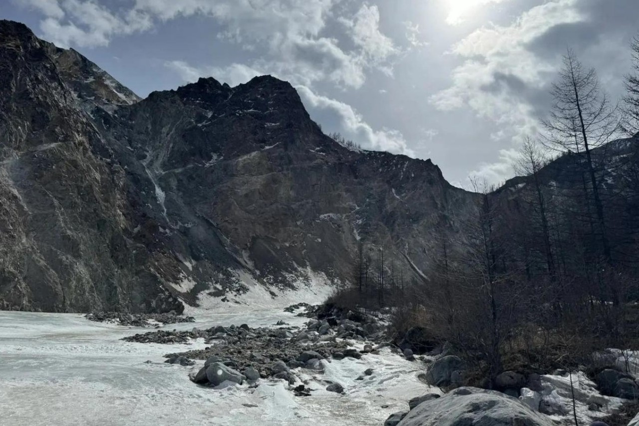 «Заживо под снегом»: лавина на Мунку-Сардык похоронила троих. Сколько еще трупов нужно «проклятой» горе?