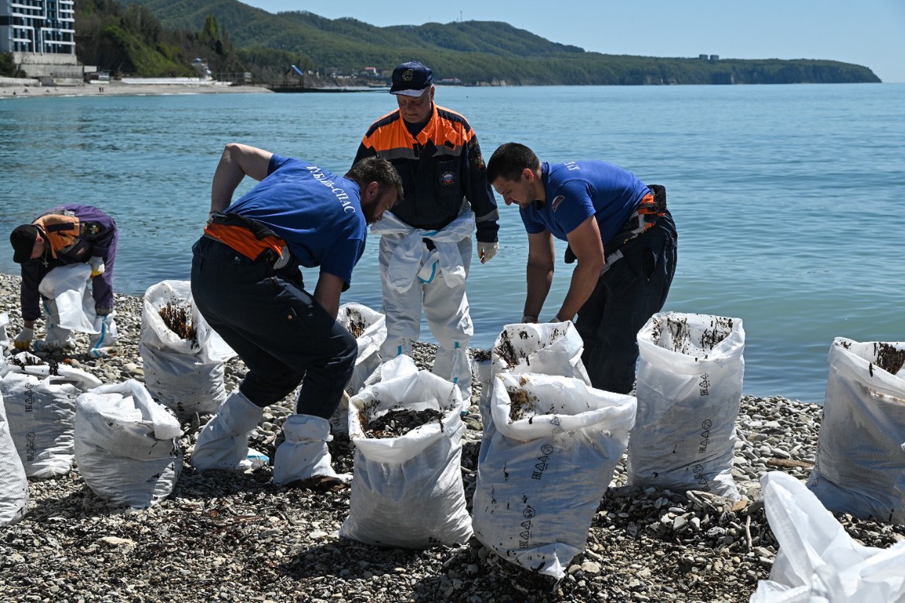 Мощный удар ВСУ, «ядовитое» пламя и массовая эвакуация: что известно о пожаре на НПЗ в Туапсе
