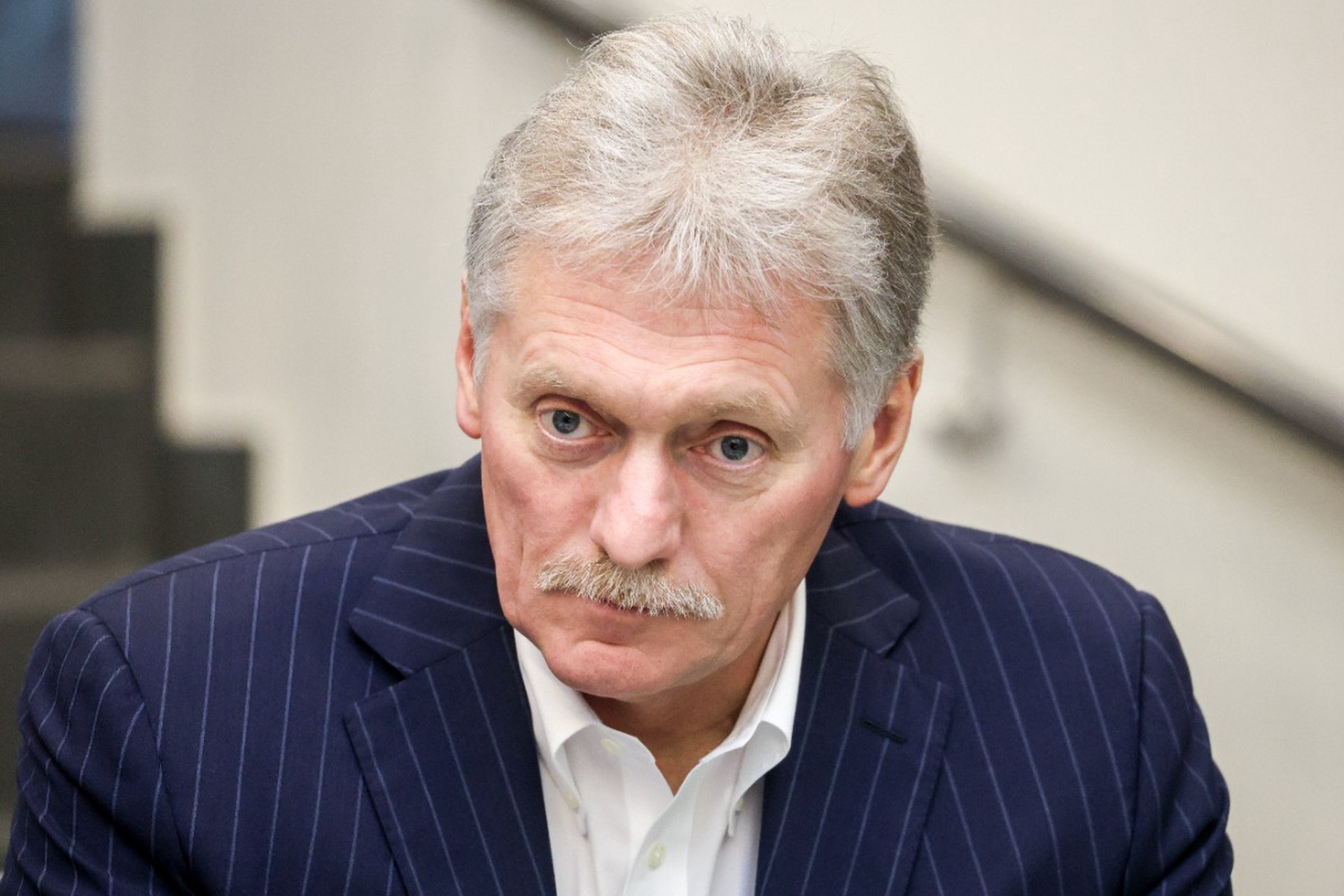 Песков призвал Киев срочно принять решение о выводе войск из Донбасса