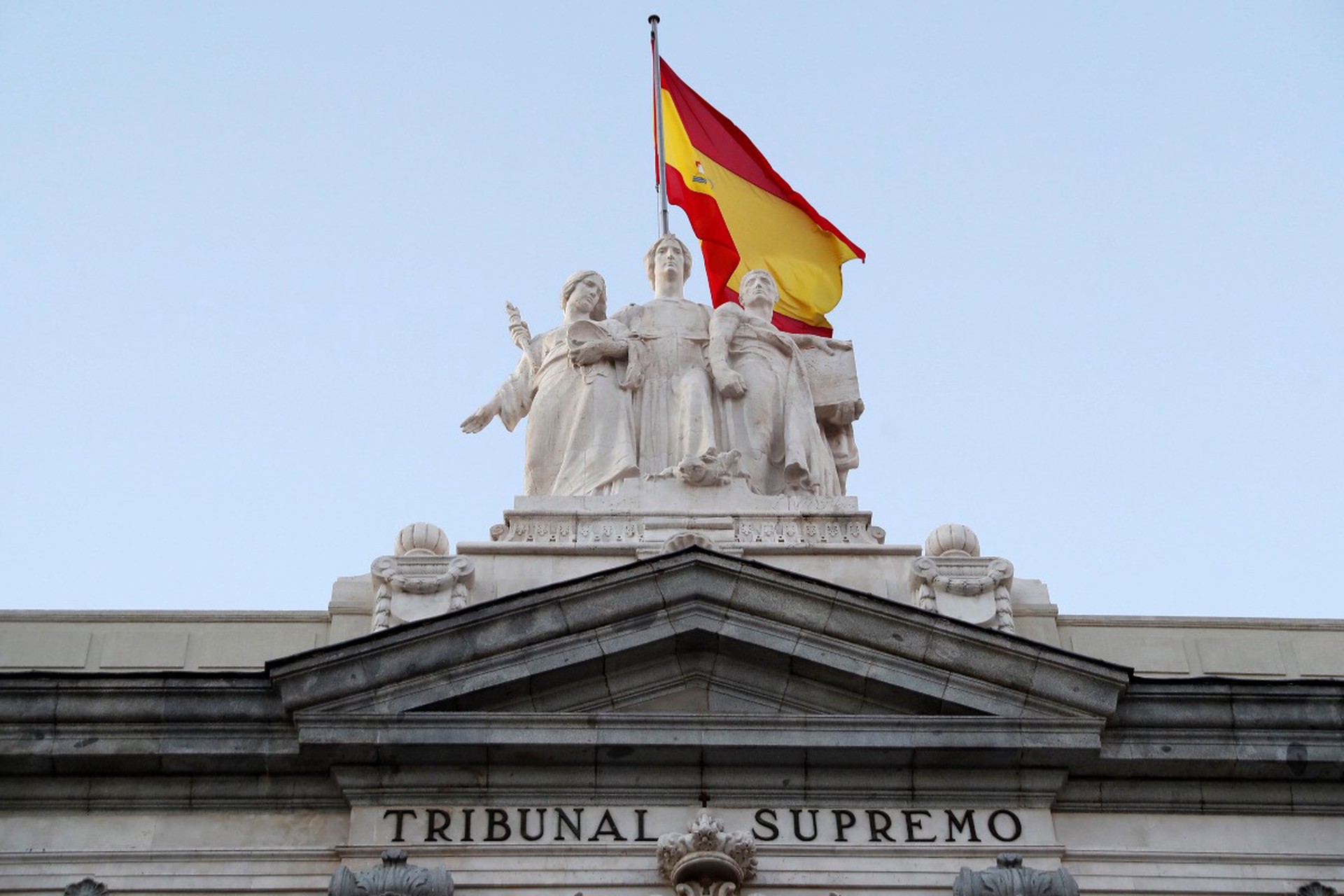 Поцелуй руки без согласия признали сексуальным насилием в Испании