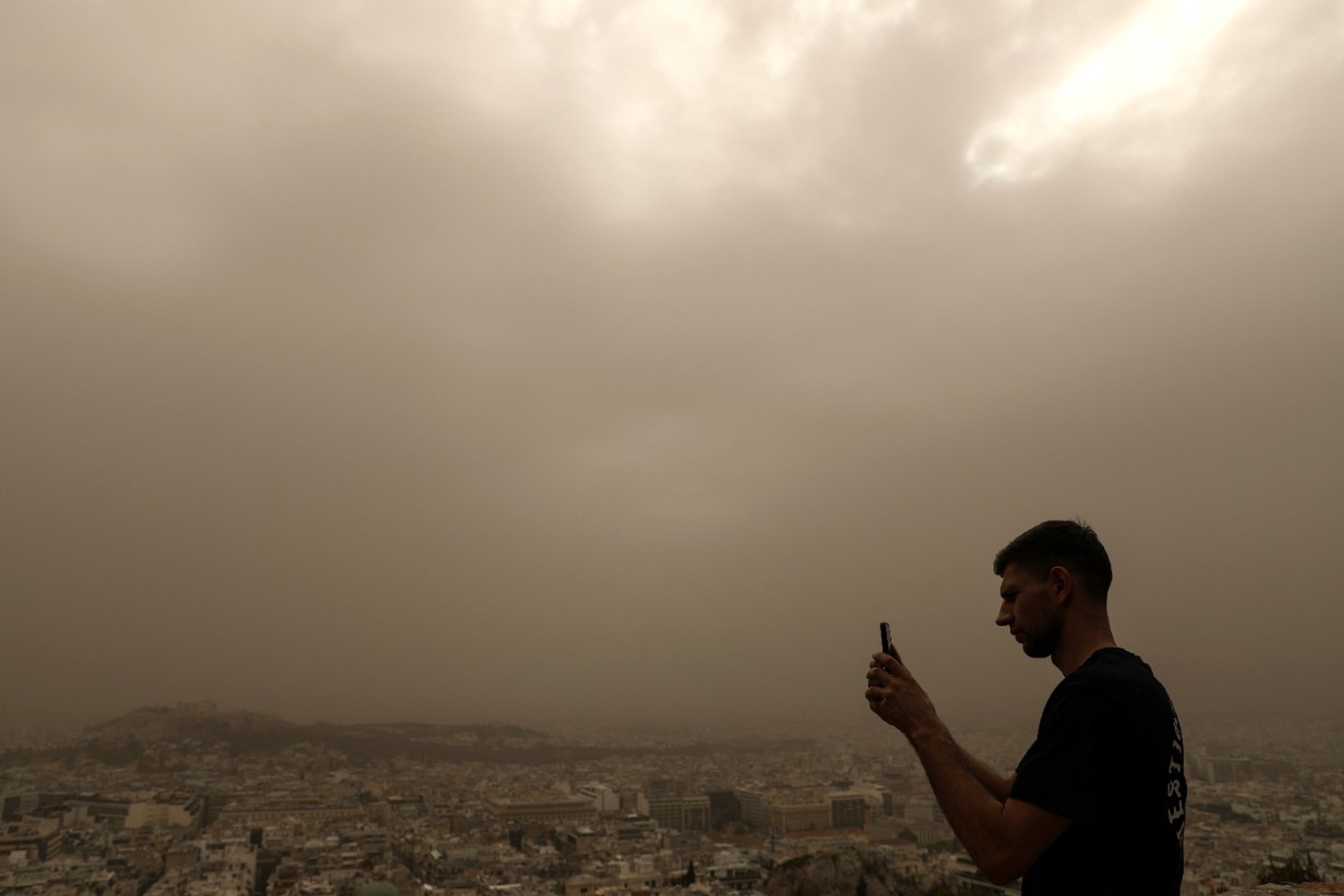 Синоптик Шувалов заявил, что накрывшая Крит пыльная буря не угрожает России