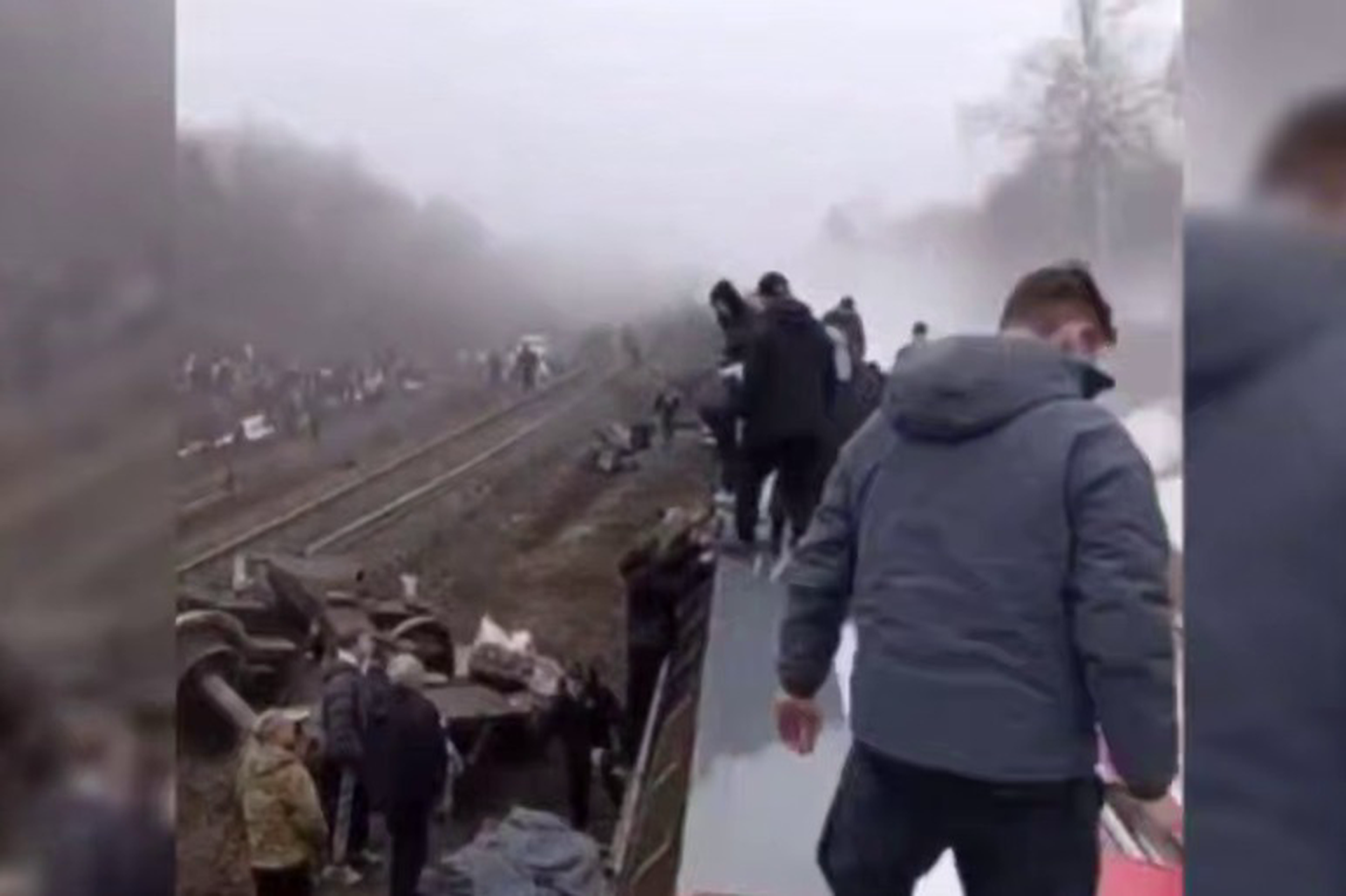 Опубликованы первые кадры с места крушения поезда под Ульяновском