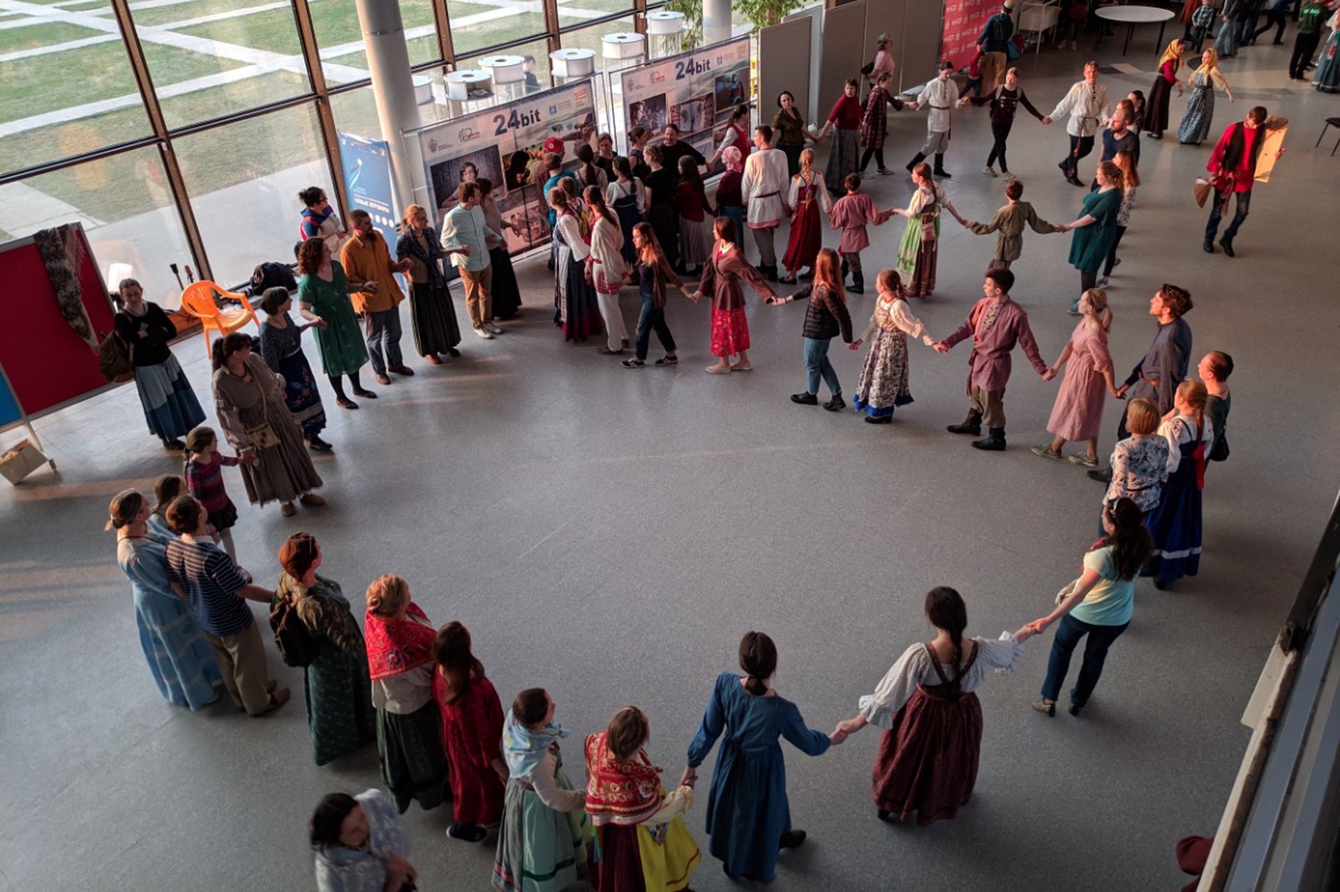 В России призвали развивать вечерки вместо «вписок»