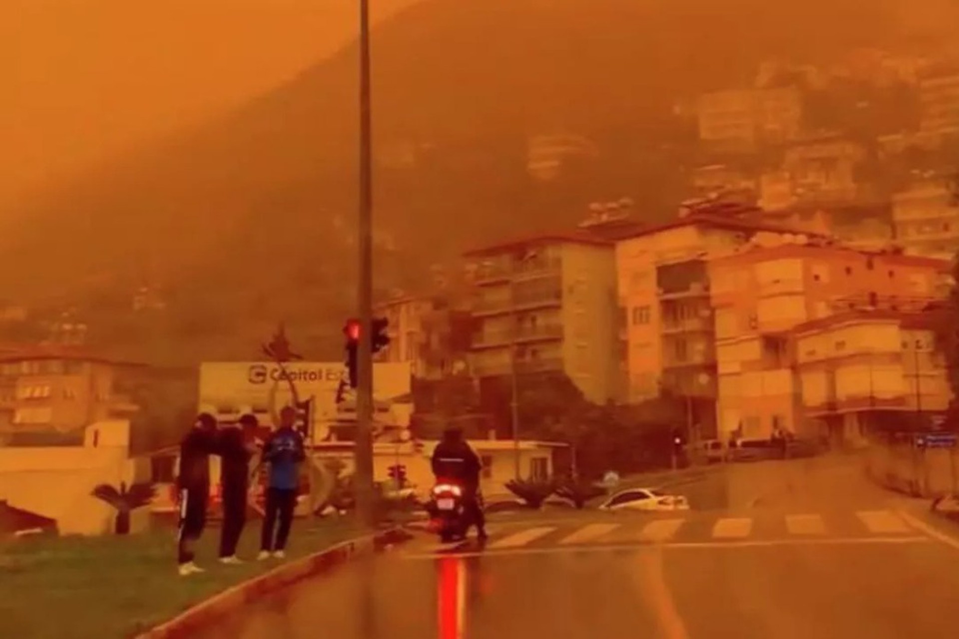 Песчаная буря окрасила Анталью в ярко-оранжевый цвет