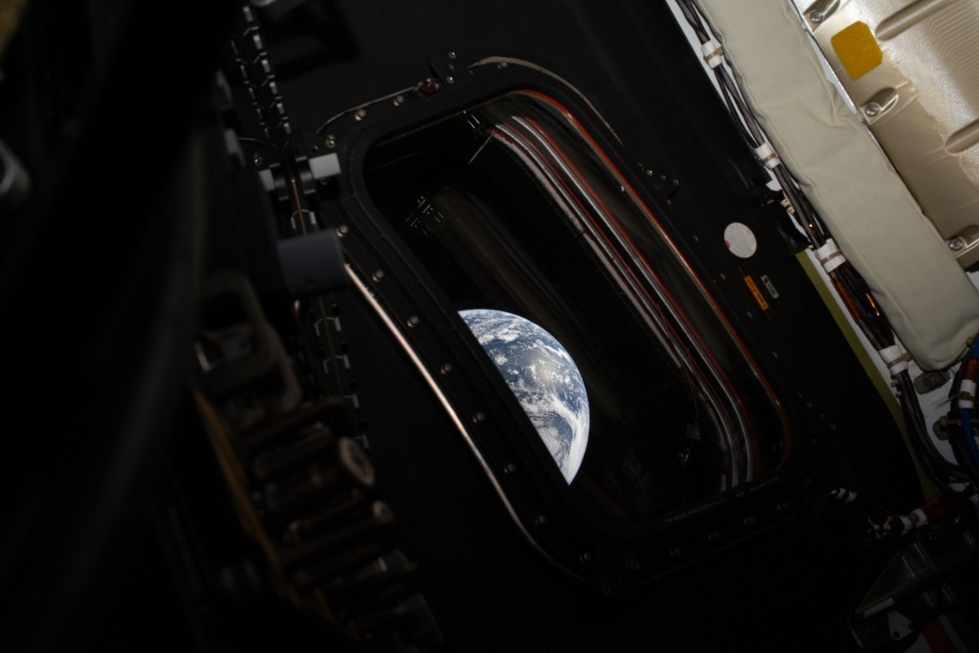 Корабль Orion прошел половину пути к Луне