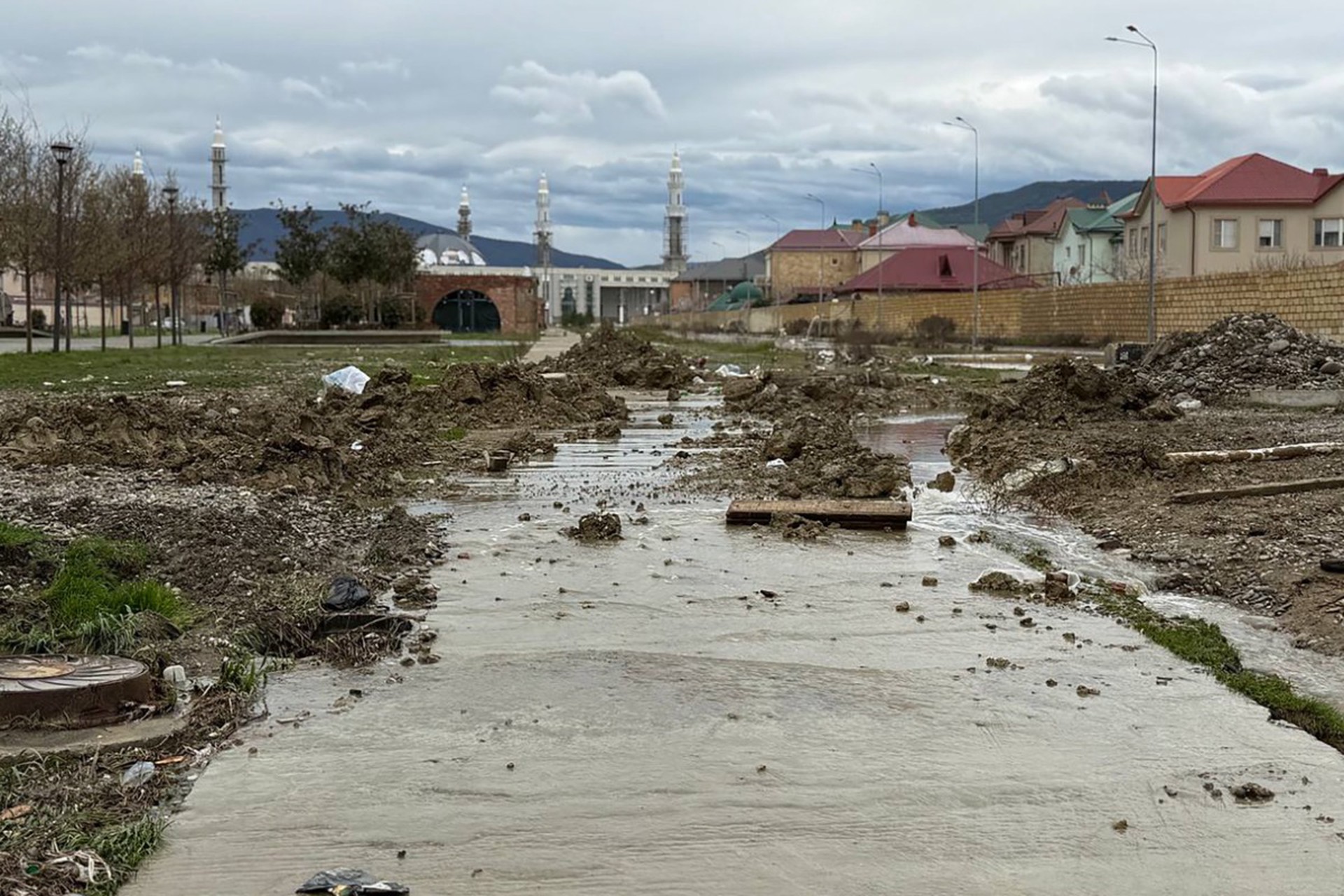 «Какой-то хаос»: жители тонущего Дербента лишаются домов и автомобилей
