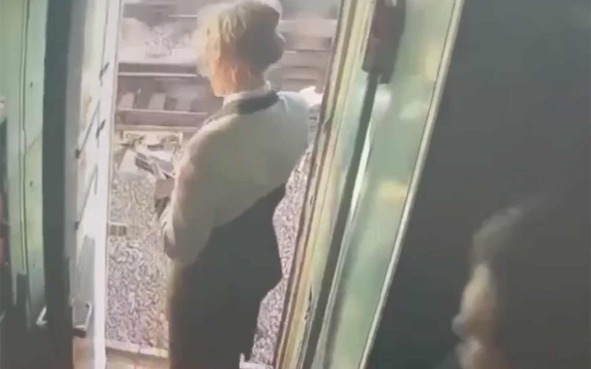 Дебошир вытолкнул проводницу из поезда в Костромской области